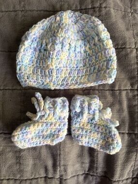 Handmade Pastel Multicolor newborn Hat & Booties Set